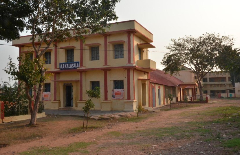 Andhra Jatheeya Kalasala (National College)